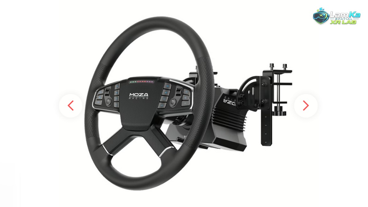 MOZA R5 Trucking Bundle nhìn nghiêng, thấy mặt vô lăng, đế R5 và bộ gá phía sau