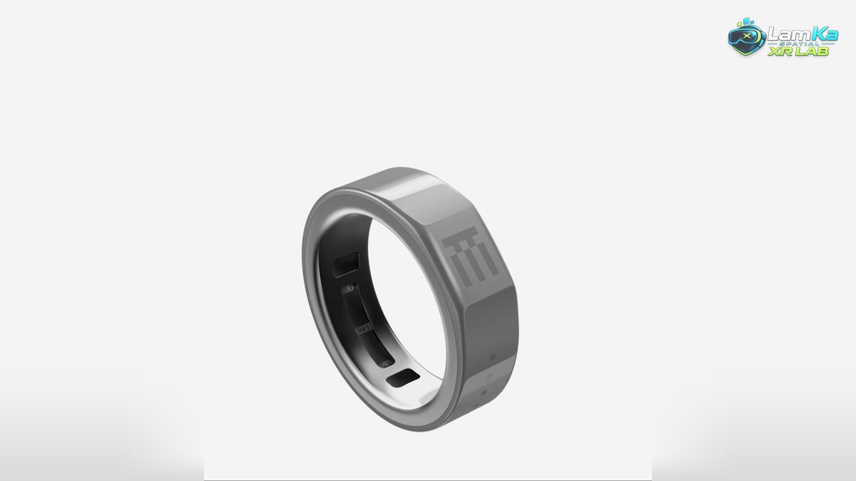 Nhẫn Even Realities Even R1 dựng nghiêng, thấy bề rộng mặt ngoài, logo và các ô trong lòng nhẫn