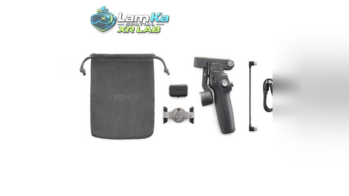 DJI Osmo Mobile 8 gập gọn cùng túi đựng, kẹp điện thoại, mô-đun và dây cáp trên nền trắng