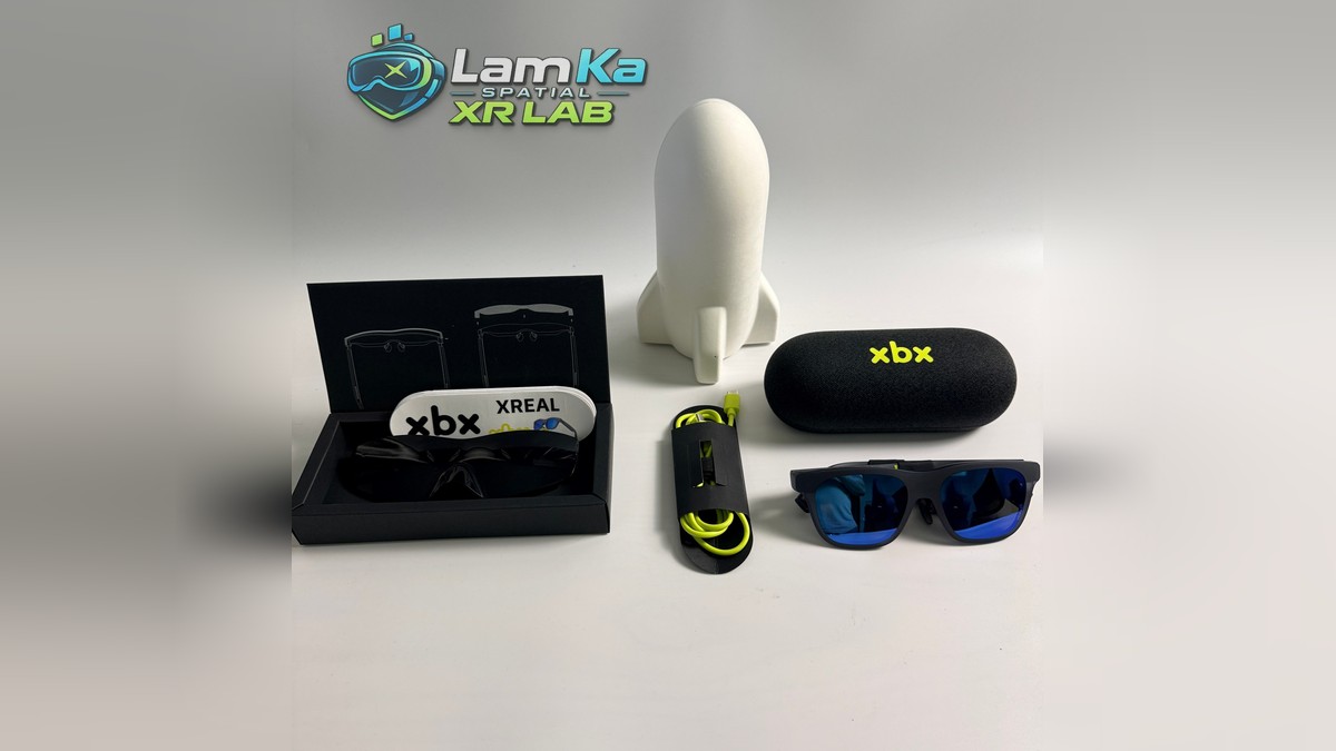 Kính XREAL XBX A01+ cùng hộp mở nắp, hộp đựng, cáp và vật trưng bày màu trắng