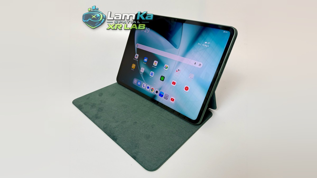 OnePlus Pad bật màn hình, dựng nghiêng trên bao da xanh mở rộng